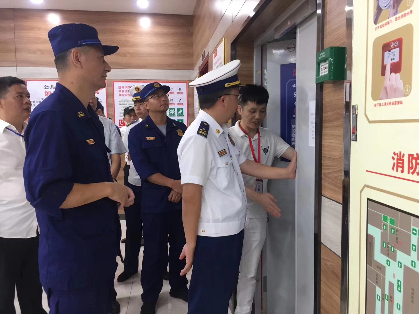 2019-09-27 江西省消防总队领导一行莅临盛百客超市指导工作