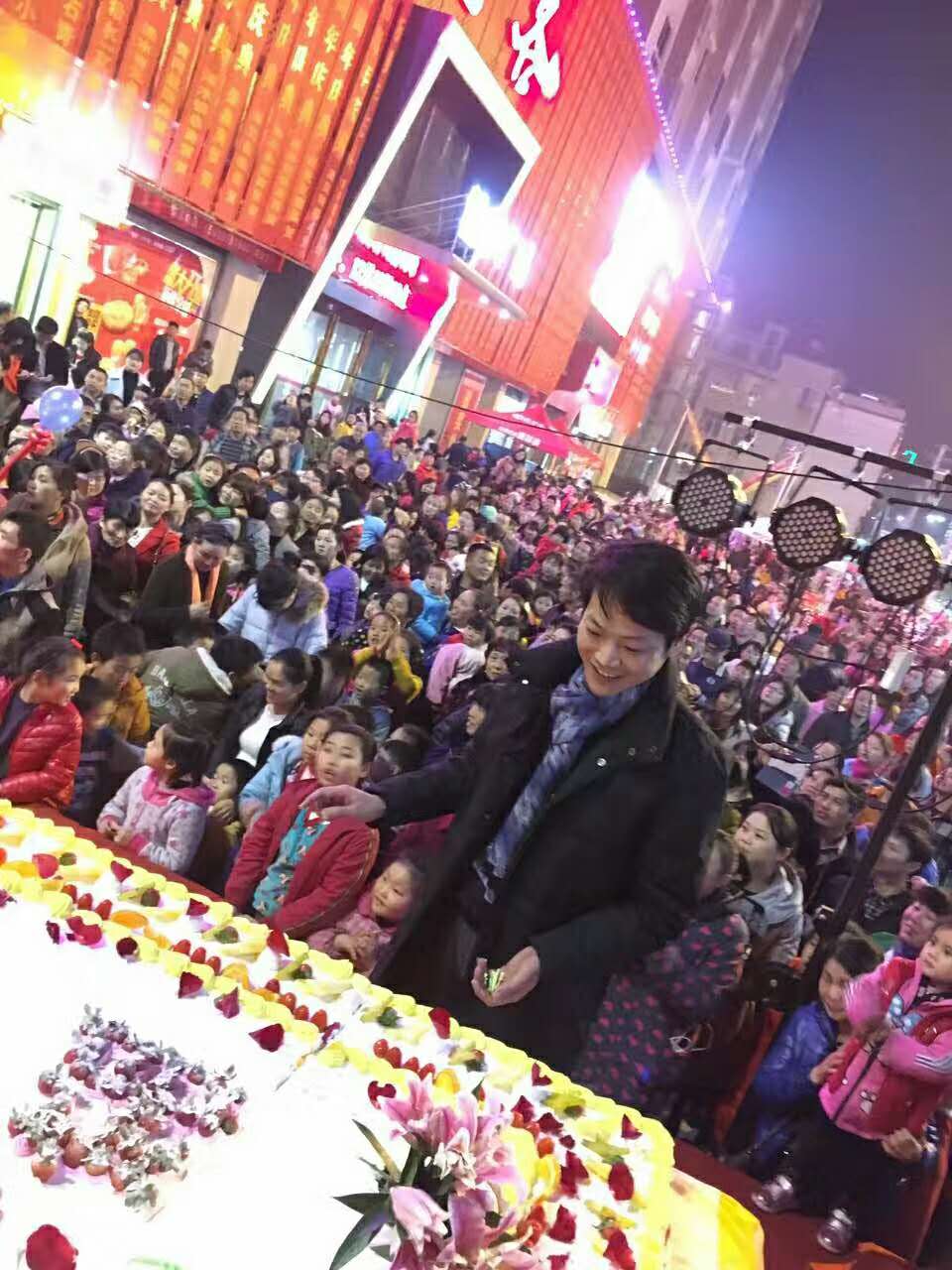 2017-12-15  盛百客城市广场浠水店 二周年生日会 千人分享生日蛋糕